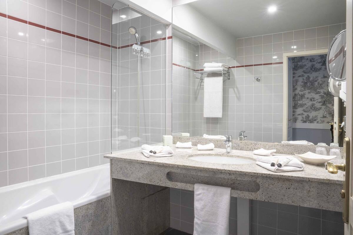 executive room, 1 king bed | bathroom | bathtub, free toiletries, hair dryer, bathrobes