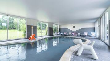 Piscina interna, funciona das 9h às 21h, espreguiçadeiras