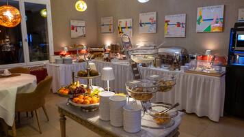 Café da manhã com buffet todos os dias (EUR 25 por pessoa)