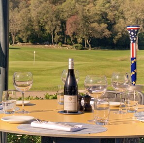 Mittagessen, lokale KĂŒche, Blick auf den Golfplatz