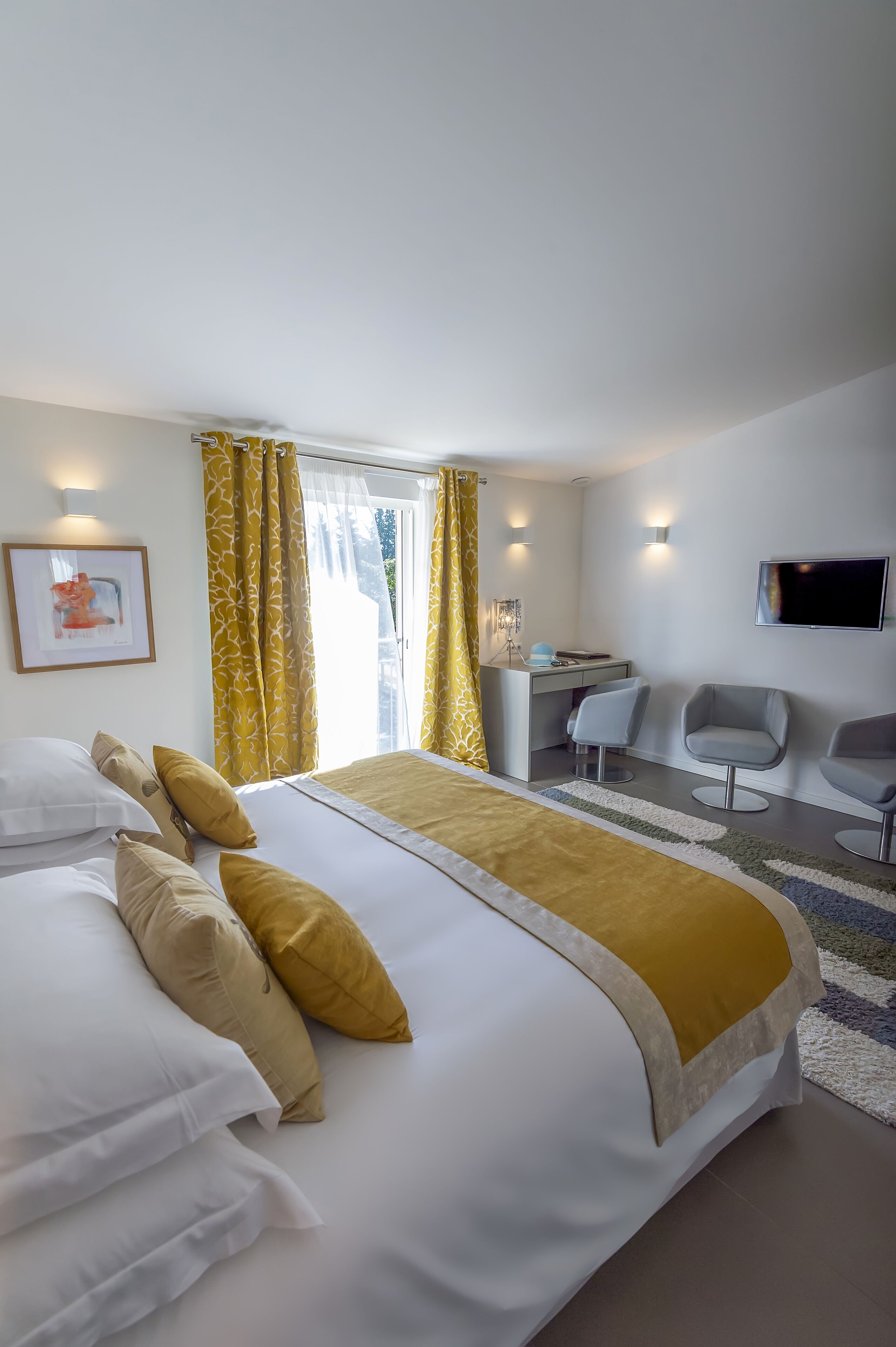 deluxe double room | 1 bedroom, minibar, in-room safe, desk