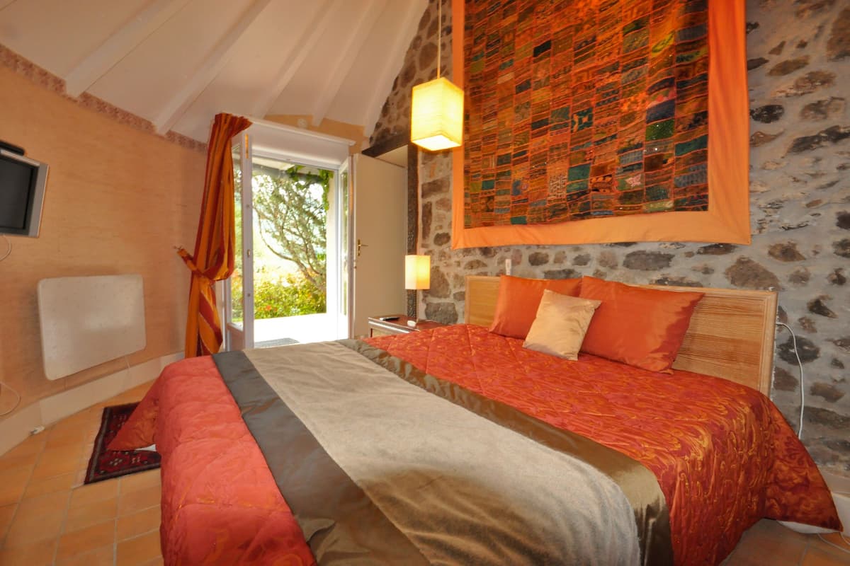 suite | premium bedding, minibar, in-room safe, desk