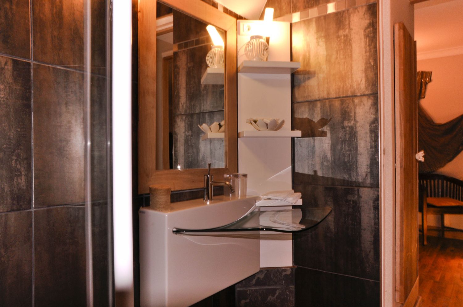 combined shower/bathtub, free toiletries, hair dryer, towels