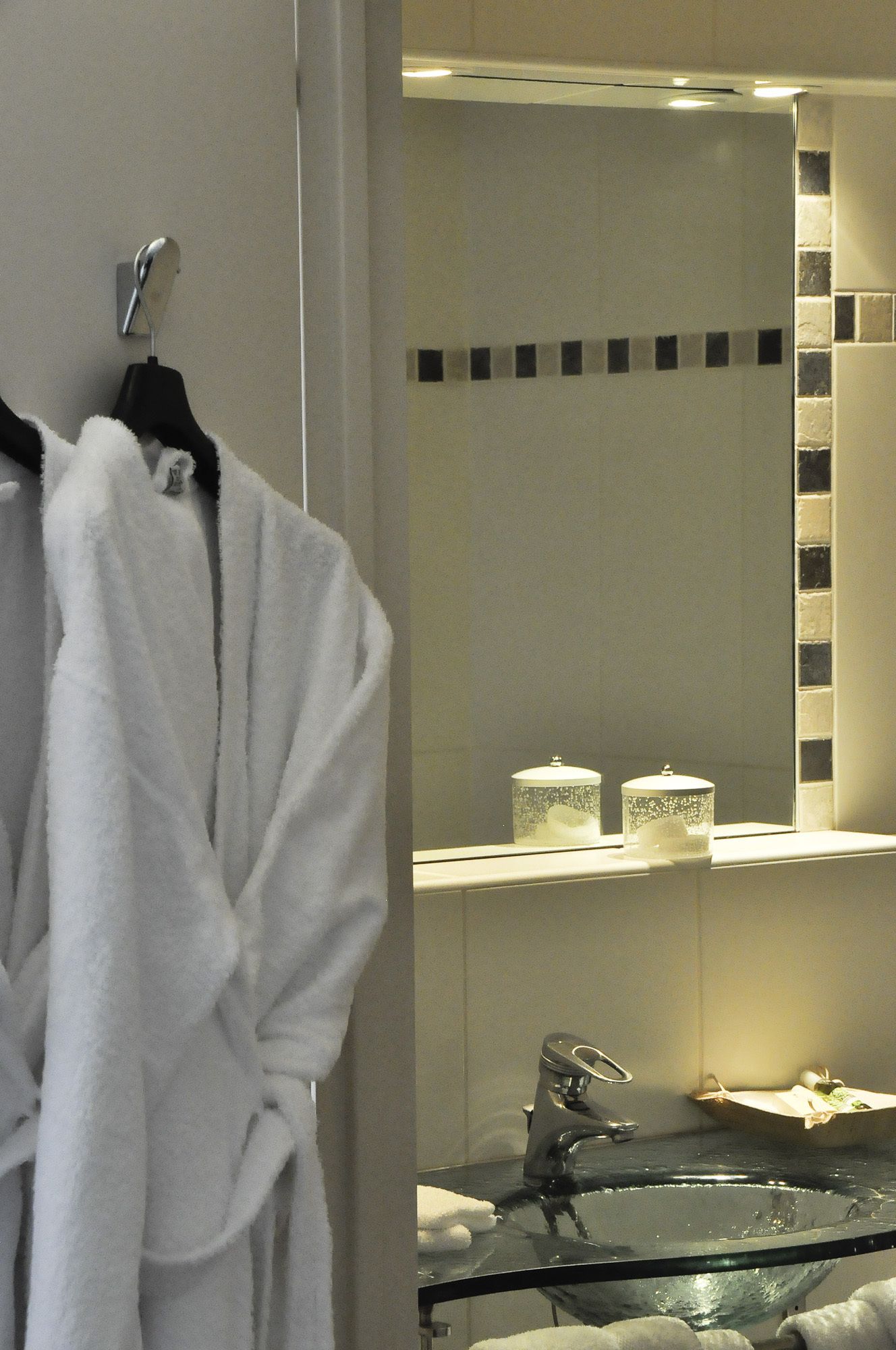 combined shower/bathtub, free toiletries, hair dryer, towels