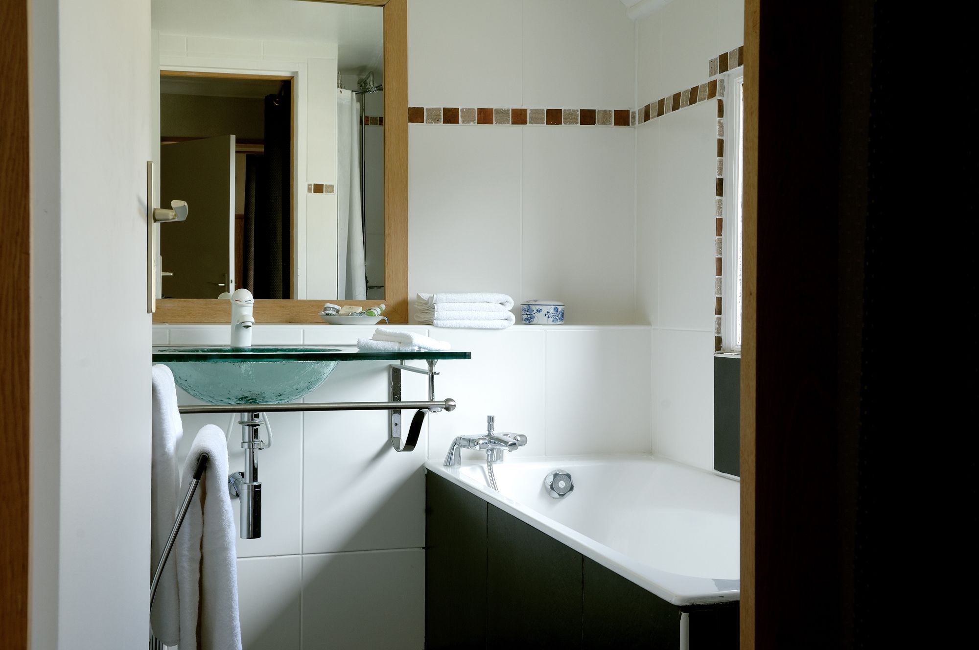 combined shower/bathtub, free toiletries, hair dryer, towels