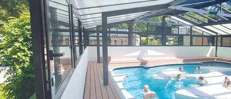 Una piscina techada, una piscina al aire libre