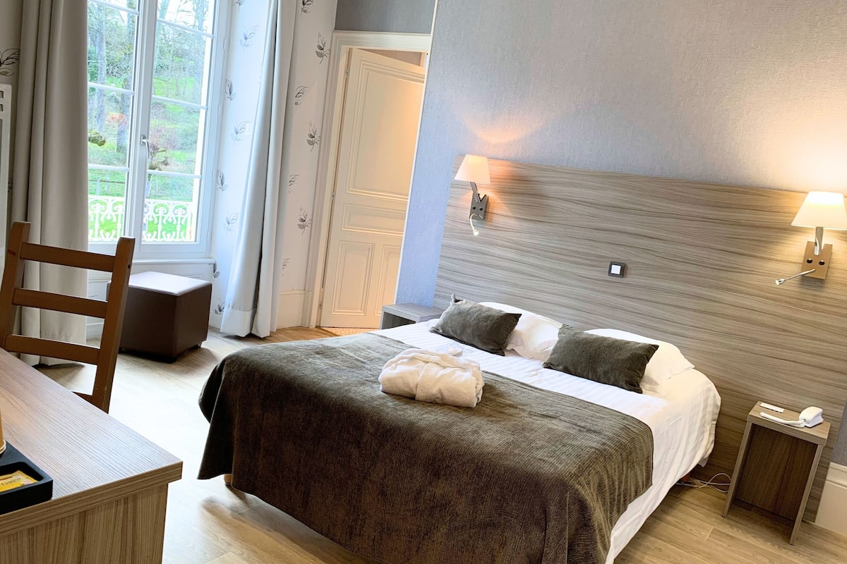 classic double room | desk, laptop workspace, free wifi, bed sheets