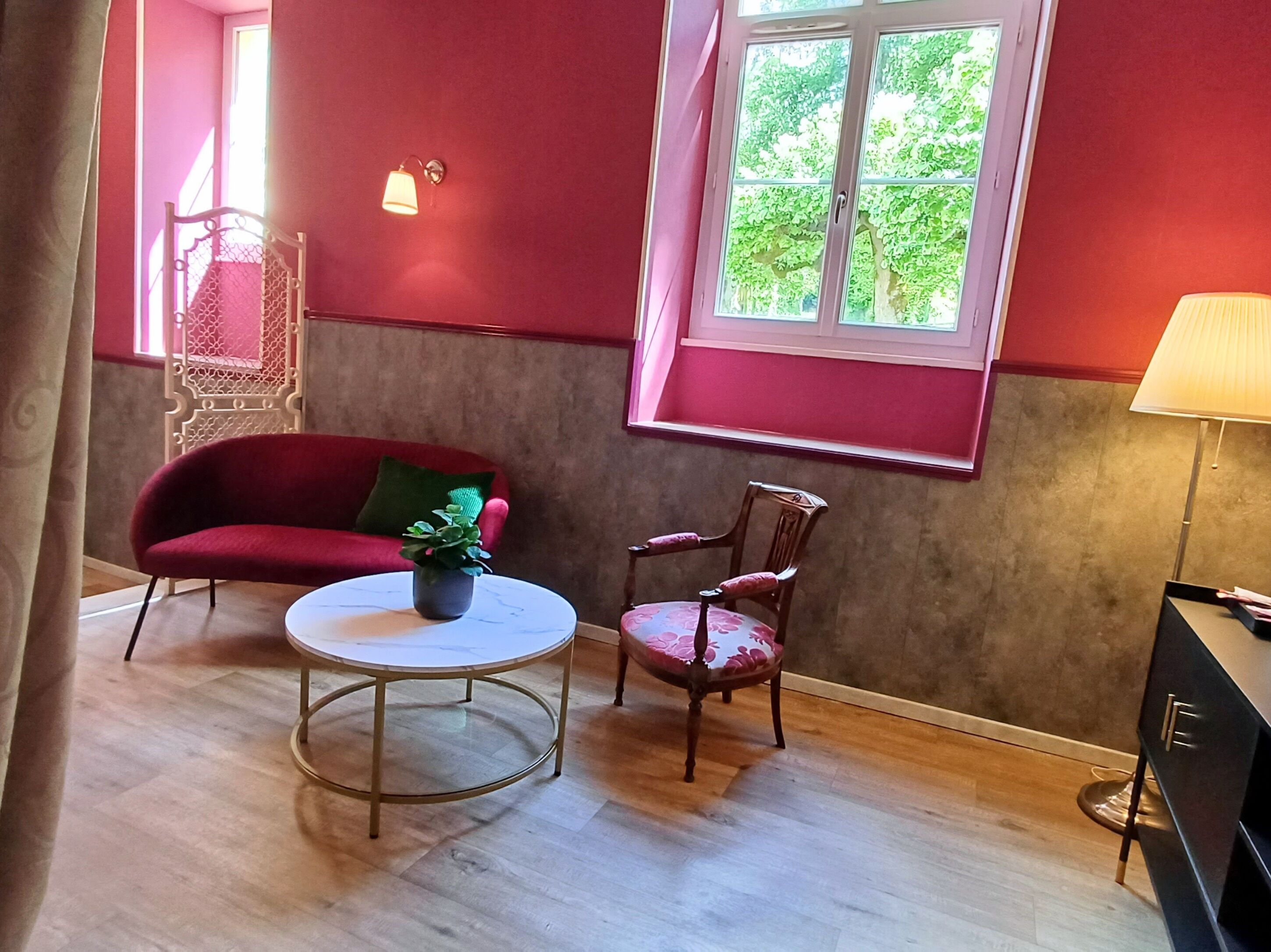 traditional suite | desk, laptop workspace, free wifi, bed sheets