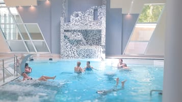 Una piscina cubierta, una piscina al aire libre