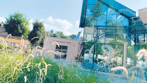 A modern building with a glass facade and a sign reading "LA BOUTIQUE Celto". - Grand Hôtel de Bourbon-Lancy - Logis - Restaurant et Spa (Bourbon-Lancy)