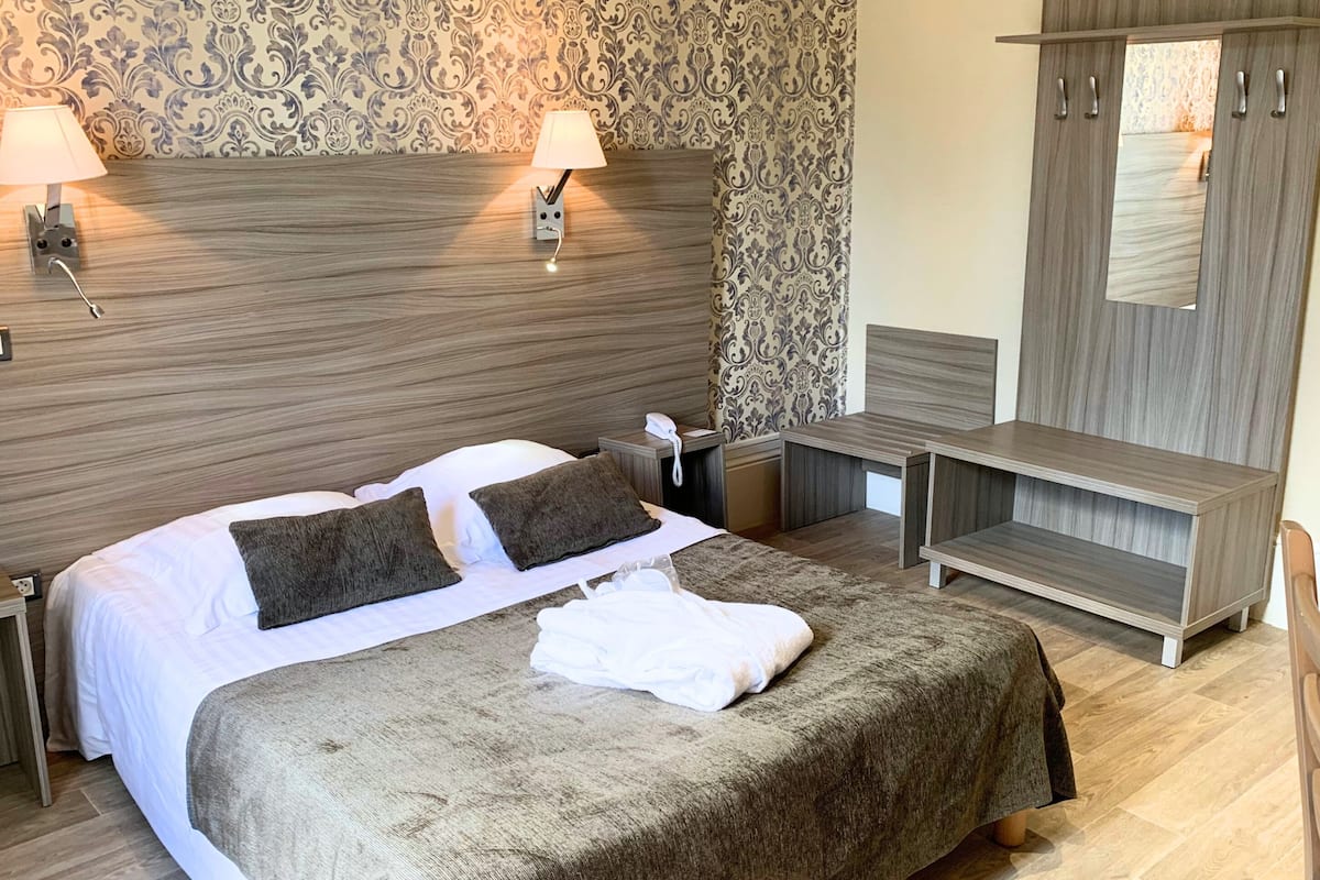 desk, laptop workspace, free wifi, bed sheets