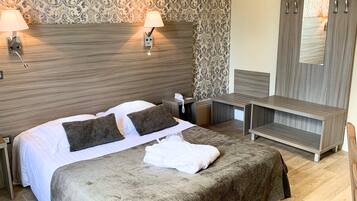 Meja kerja, ruang kerja ramah laptop, Wi-Fi gratis, dan seprai linen