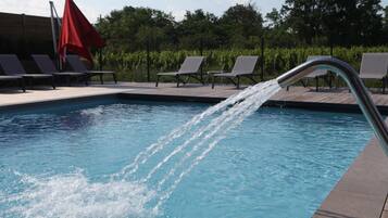 Una piscina techada, una piscina al aire libre, camas de piscina gratis