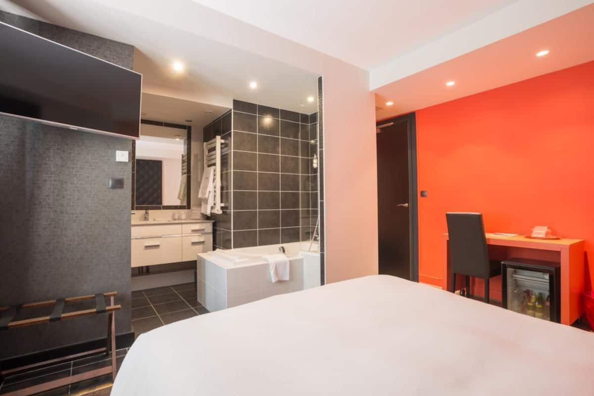 signature double room | bathroom | free toiletries, hair dryer, bathrobes, slippers