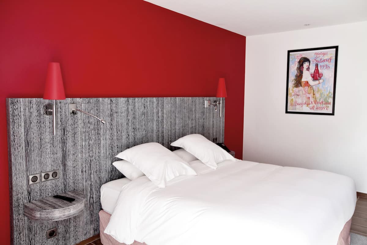 Peralatan tempat tidur premium, bar mini, peti besi dalam bilik