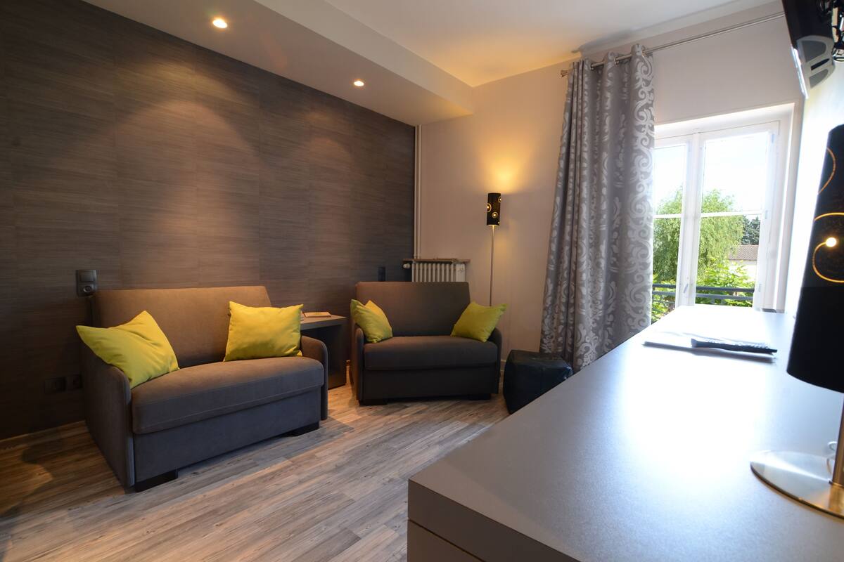 家庭三人房 | 起居區 | 108-公分平面電視、數位頻道、電視