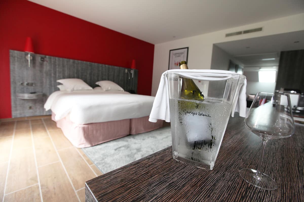 Peralatan tempat tidur premium, bar mini, peti besi dalam bilik