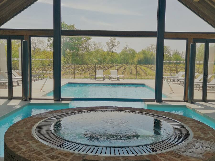 Salas de tratamiento para parejas, un sauna, una bañera de hidromasaje