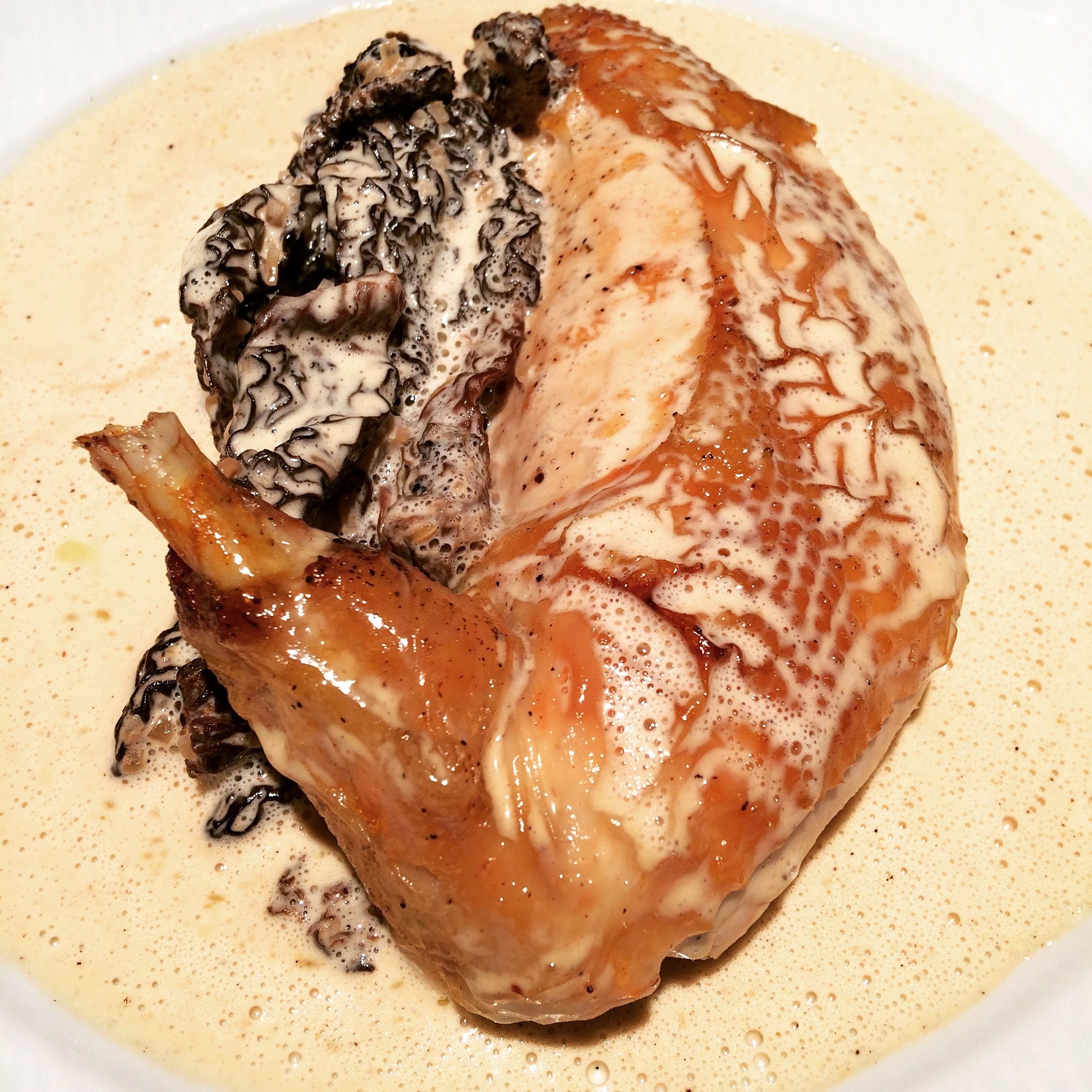 Un poulet rôti nappé d’une sauce crémeuse.