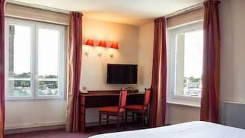 Habitación superior | Escritorio, cortinas blackout y tabla de planchar con plancha