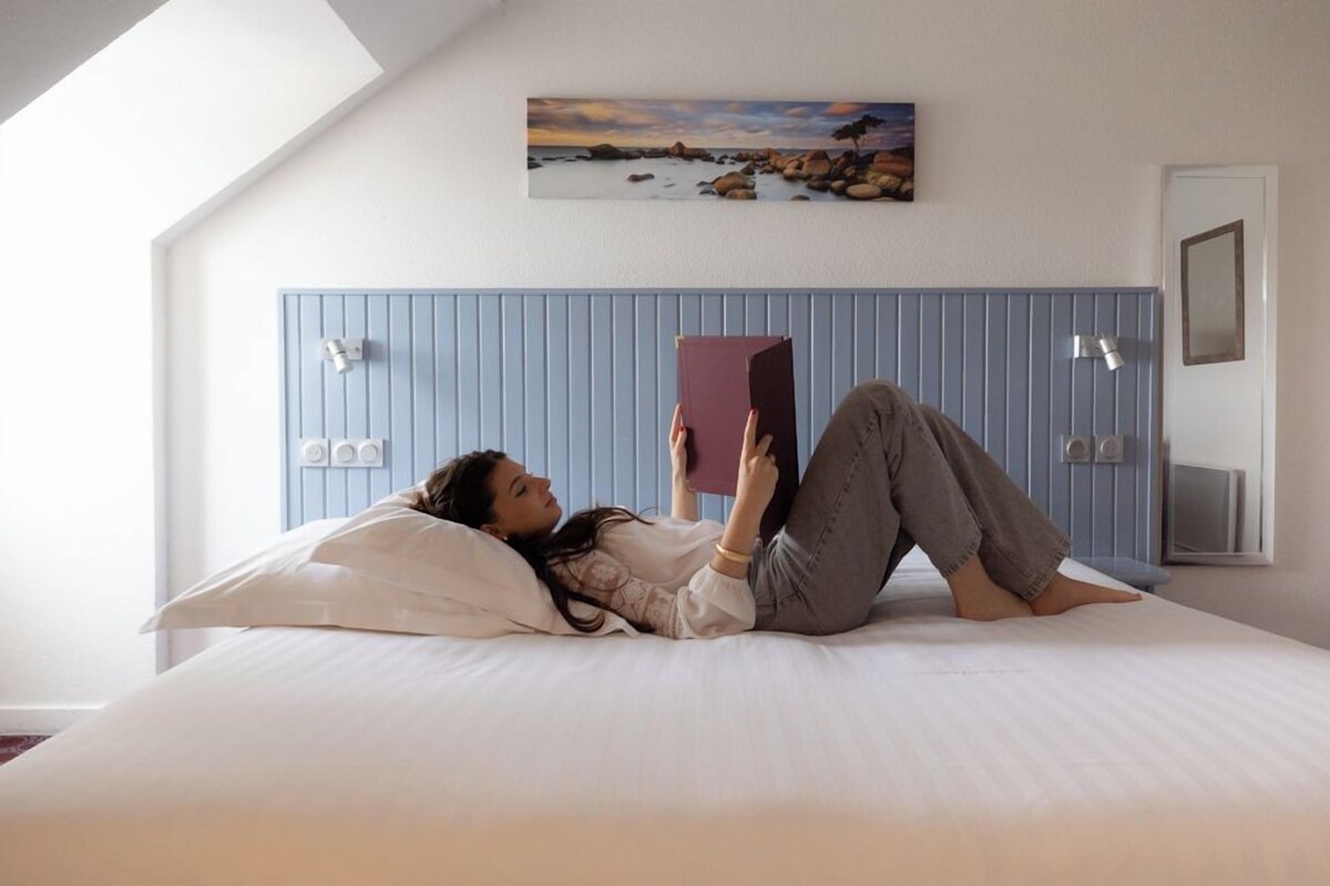 Quarto casal, vista para o mar (Cosy) | Escrivaninha, cortinas blackout, ferros/tábuas de passar roupa