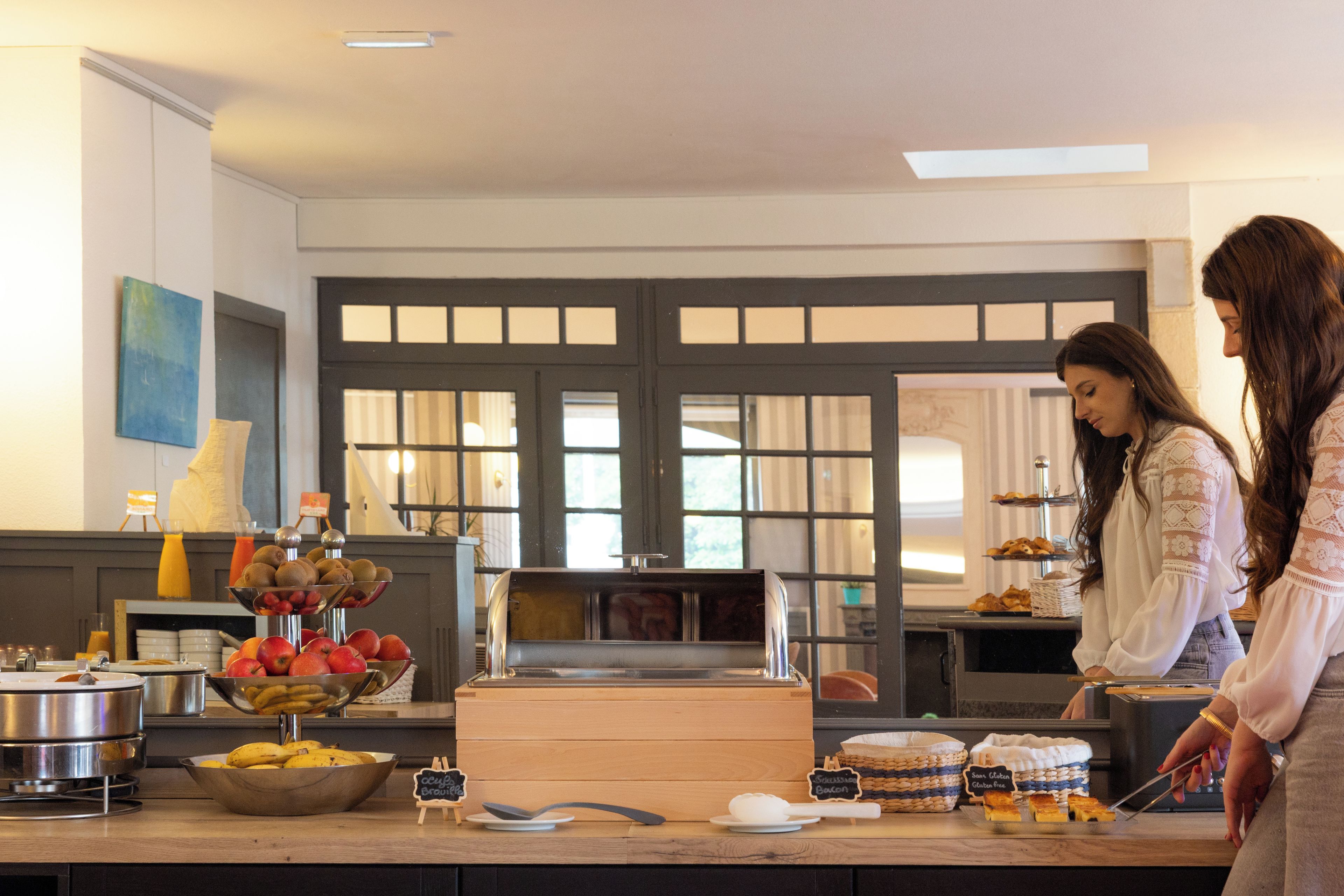 Een ontbijtbuffet met diverse gerechten en een koffiehoek.