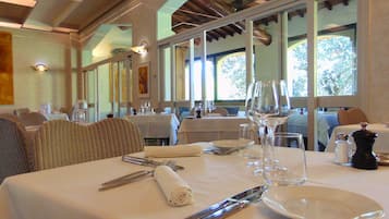 Breakfast, lunch, dinner served; Mediterranean cuisine
