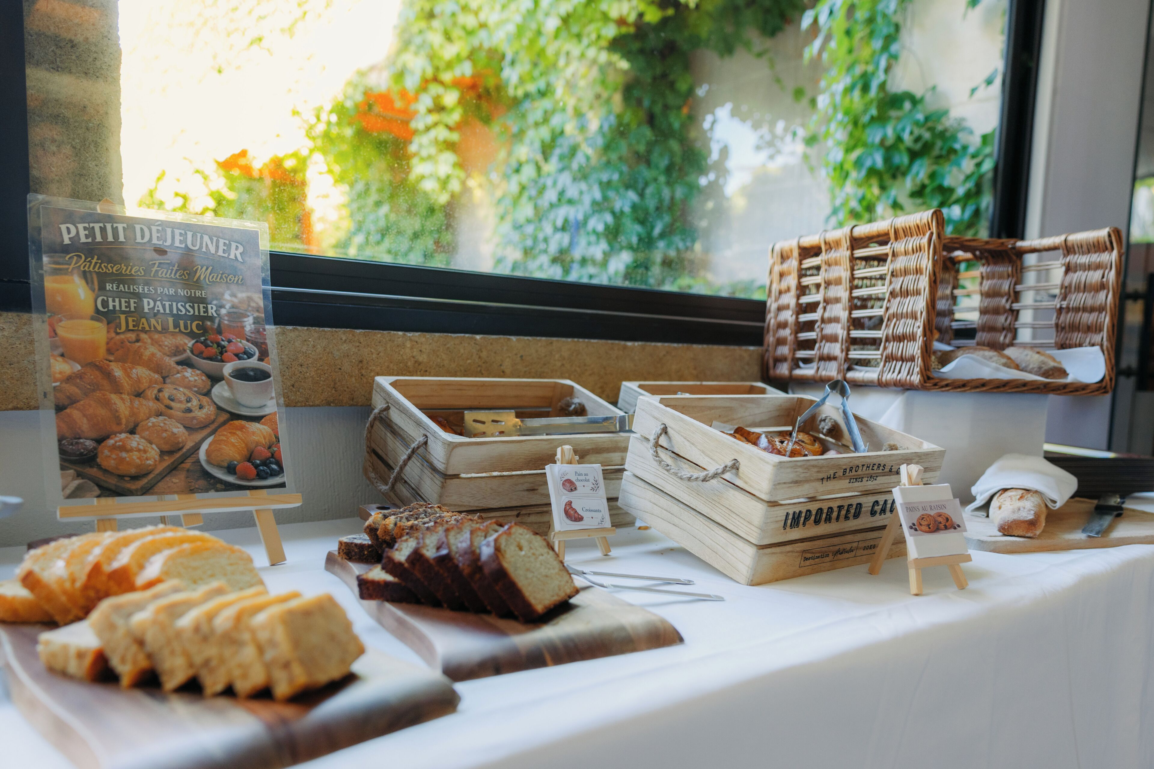 Petit déjeuner buffet servi tous les jours en supplément