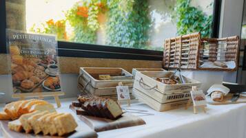 Petit déjeuner buffet servi tous les jours en supplément