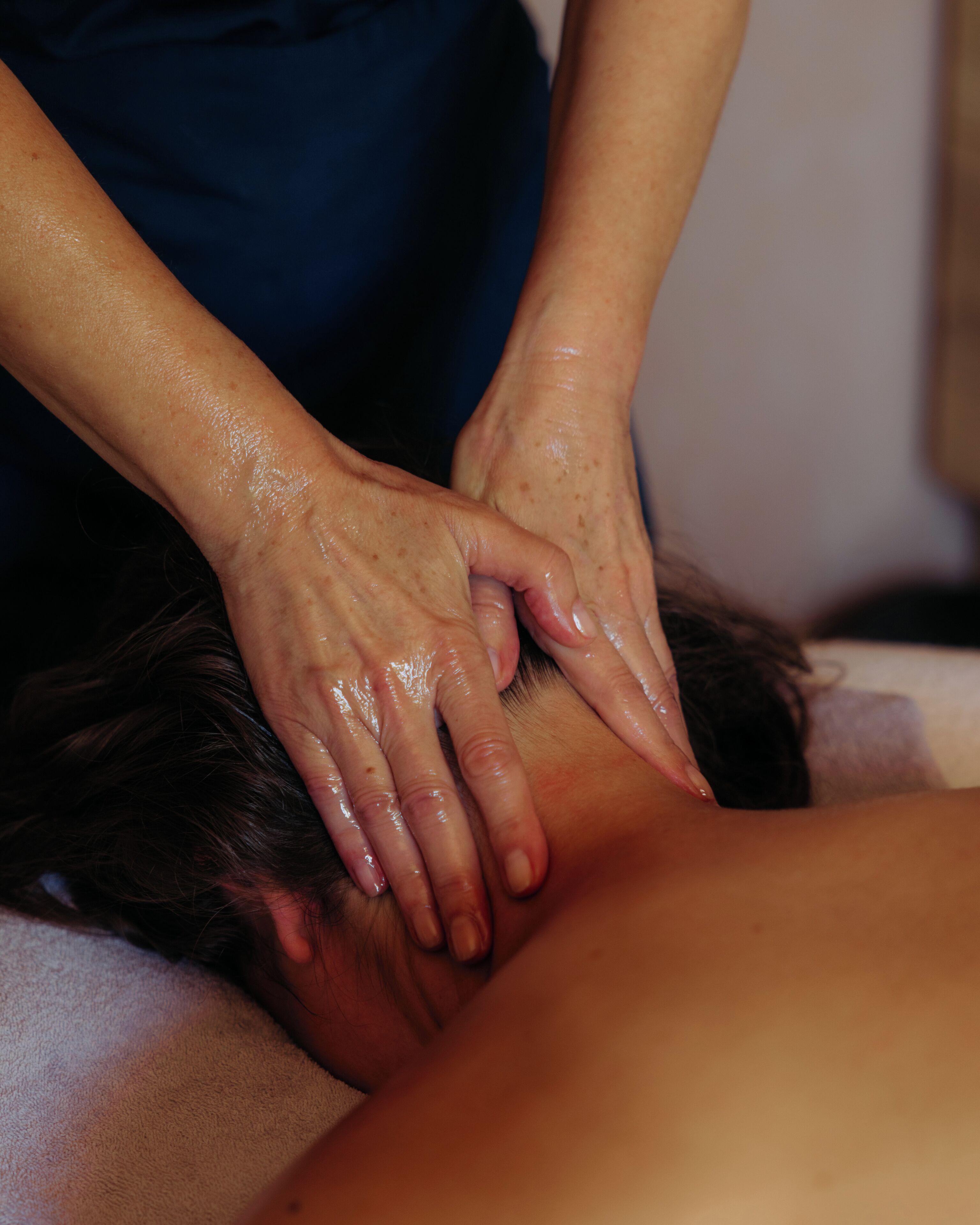 Iemand ontvangt een massage, handen op het hoofd.