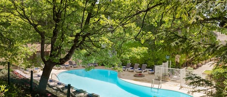 Piscine extérieure, chaises longues