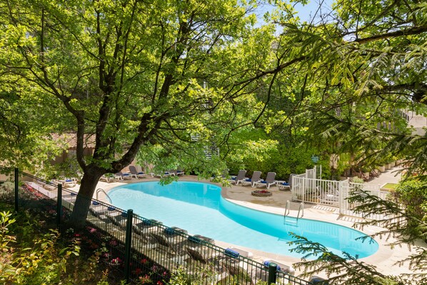 Outdoor pool, pool loungers