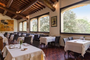 Breakfast, lunch, dinner served; Mediterranean cuisine 