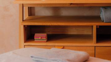 Couples treatment rooms, body treatments, aromatherapy