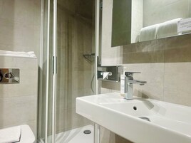 Quarto clássico (with garden) | Banheiro | Secador de cabelo, toalhas de banho
