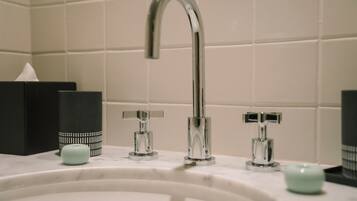 Chambre Double Cosy | Bathroom | Free toiletries, hair dryer, bathrobes, slippers