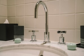Habitació doble Comfort, 1 llit doble o 2 llits individuals | Bany | Articles de tocador gratuïts, assecador de cabells i barnussos 