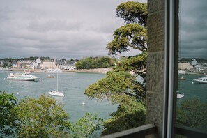Habitación doble superior, 1 cama matrimonial o 2 camas individuales, sobre el agua | Minibar, caja de seguridad en la habitación y cortinas blackout 
