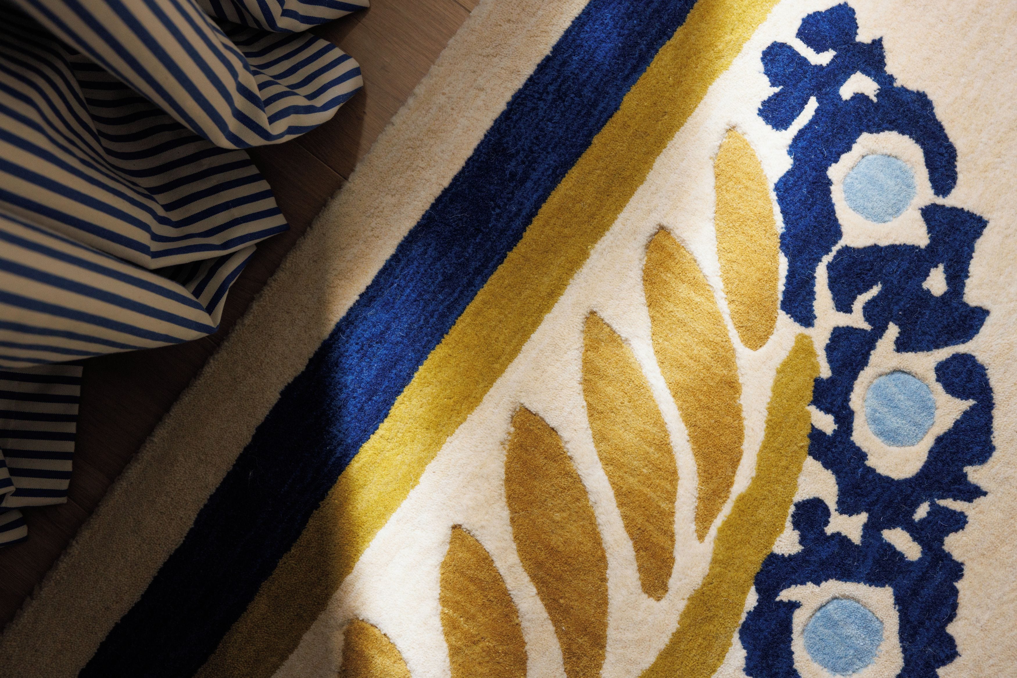 Un gros plan d’un tissu à rayures avec un motif bleu et jaune.