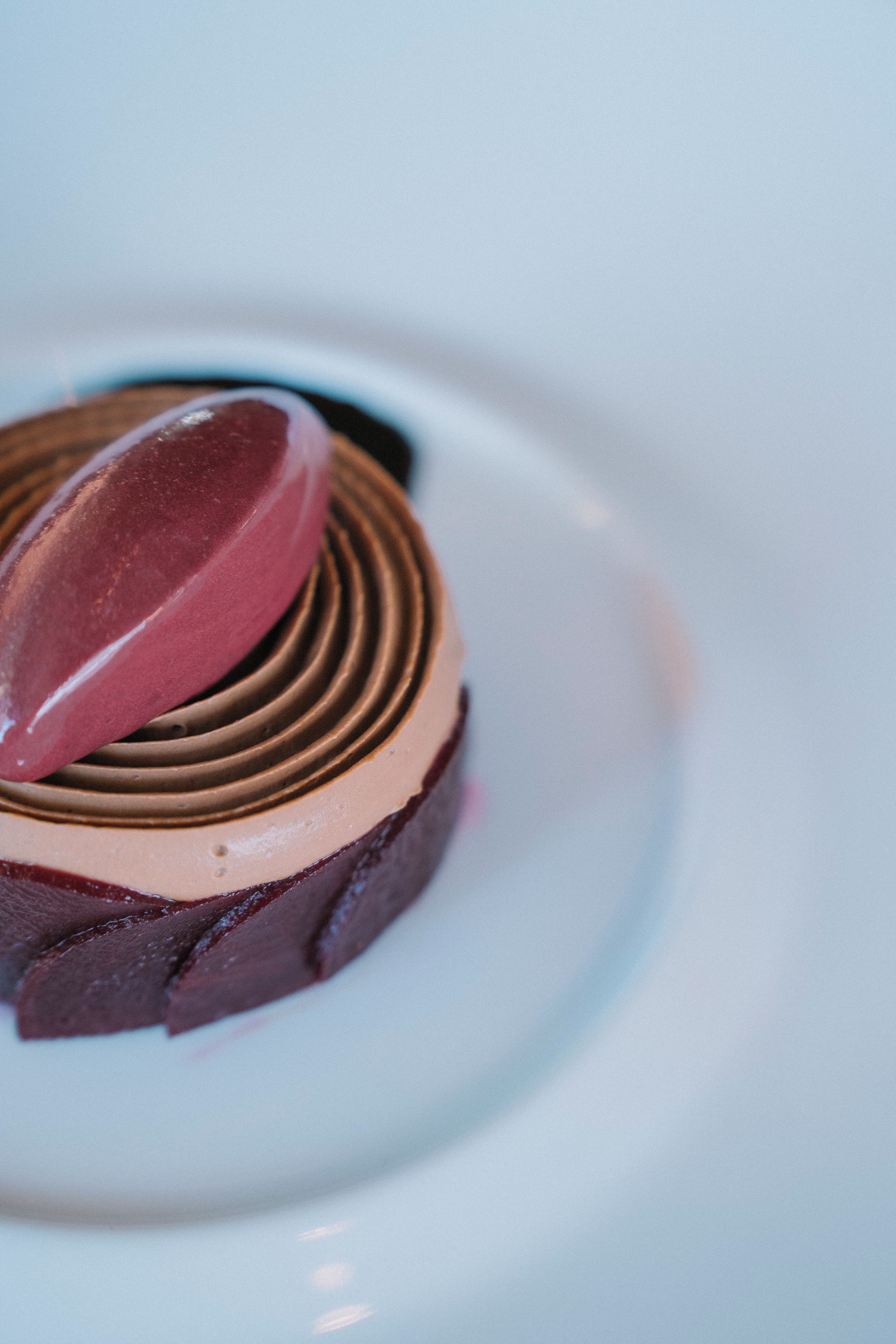 En dessert med lag på lag serveret på en hvid tallerken.