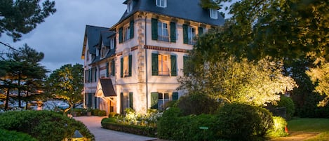 Vista frontal de la propiedad