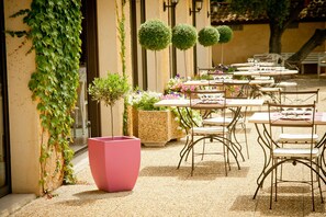 Breakfast, lunch and dinner served - Hôtel Côté Ventoux (Saint-Didier)