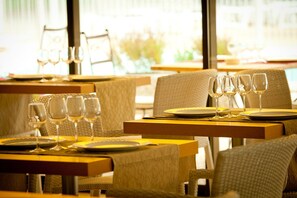 Petit déjeuner, déjeuner et dîner servis sur place, vue sur la piscine