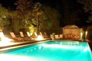 Utendørsbasseng, bassengparasoller og solsenger