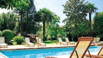 Piscine extérieure, parasols de plage, chaises longues