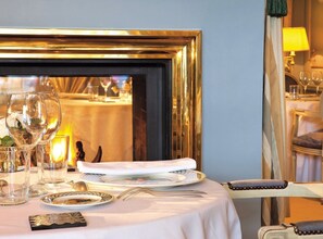Petit déjeuner, déjeuner, dîner et brunch servis sur place
