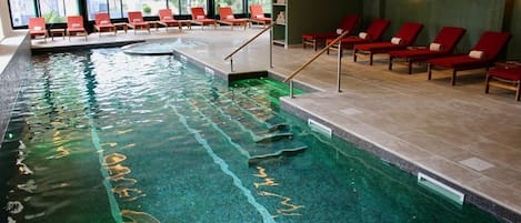 Behandelingskamers voor koppels, een sauna, een bubbelbad, een stoombad