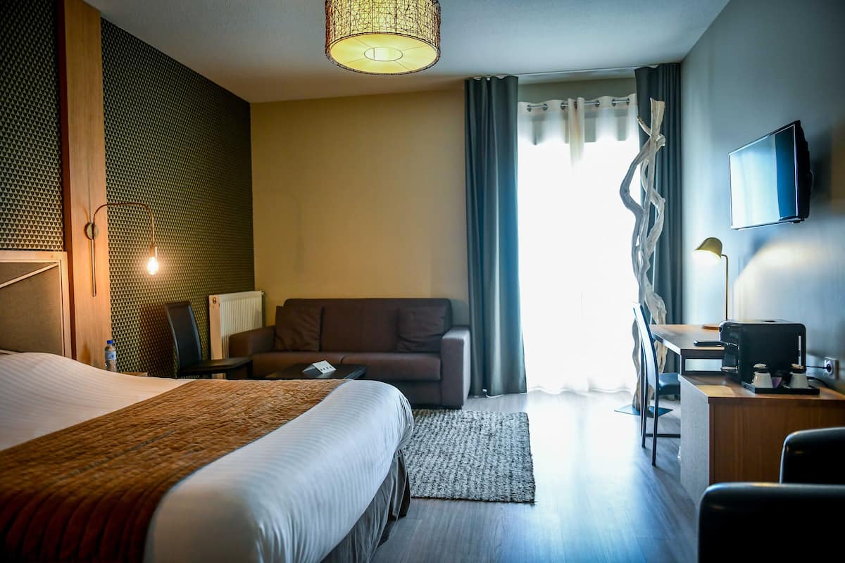 Premium bedding, minibar, desk, blackout curtains