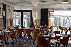 Breakfast, lunch, dinner served; French cuisine  - Château du Clos de la Ribaudière (Chasseneuil-du-Poitou)
