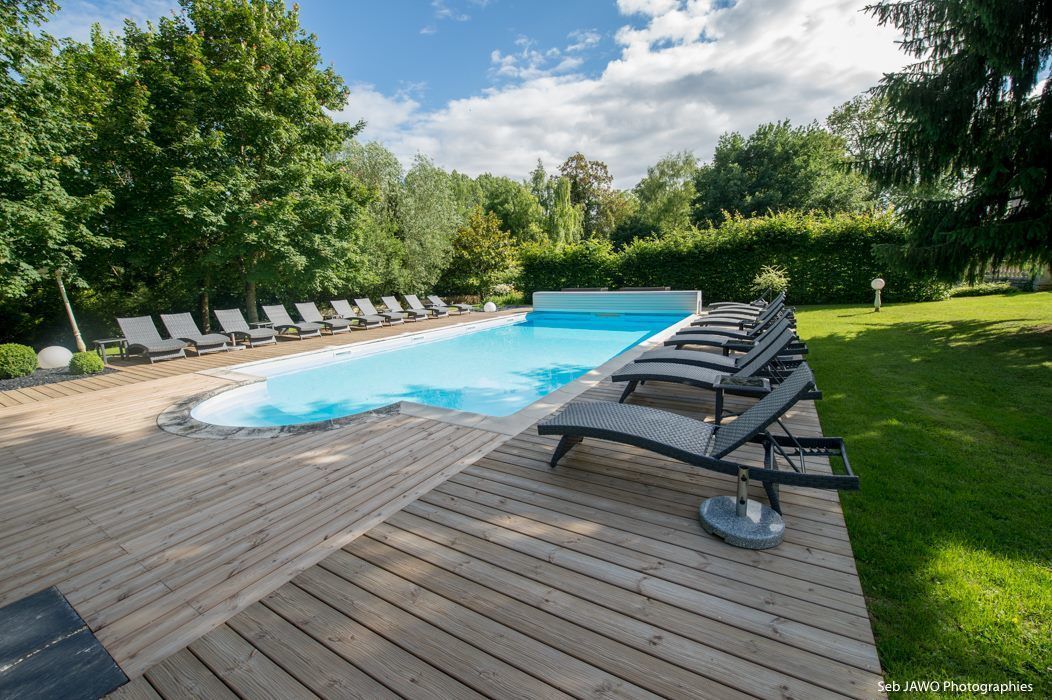 outdoor pool, open 10:00 am to 9:00 pm, pool loungers